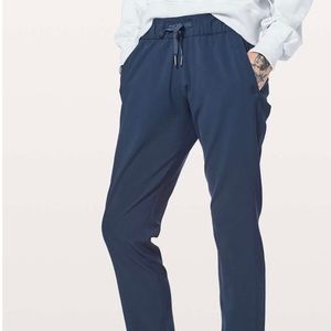 EUC sz 8 Lululemon On The Fly Pant *Woven 28" navy
